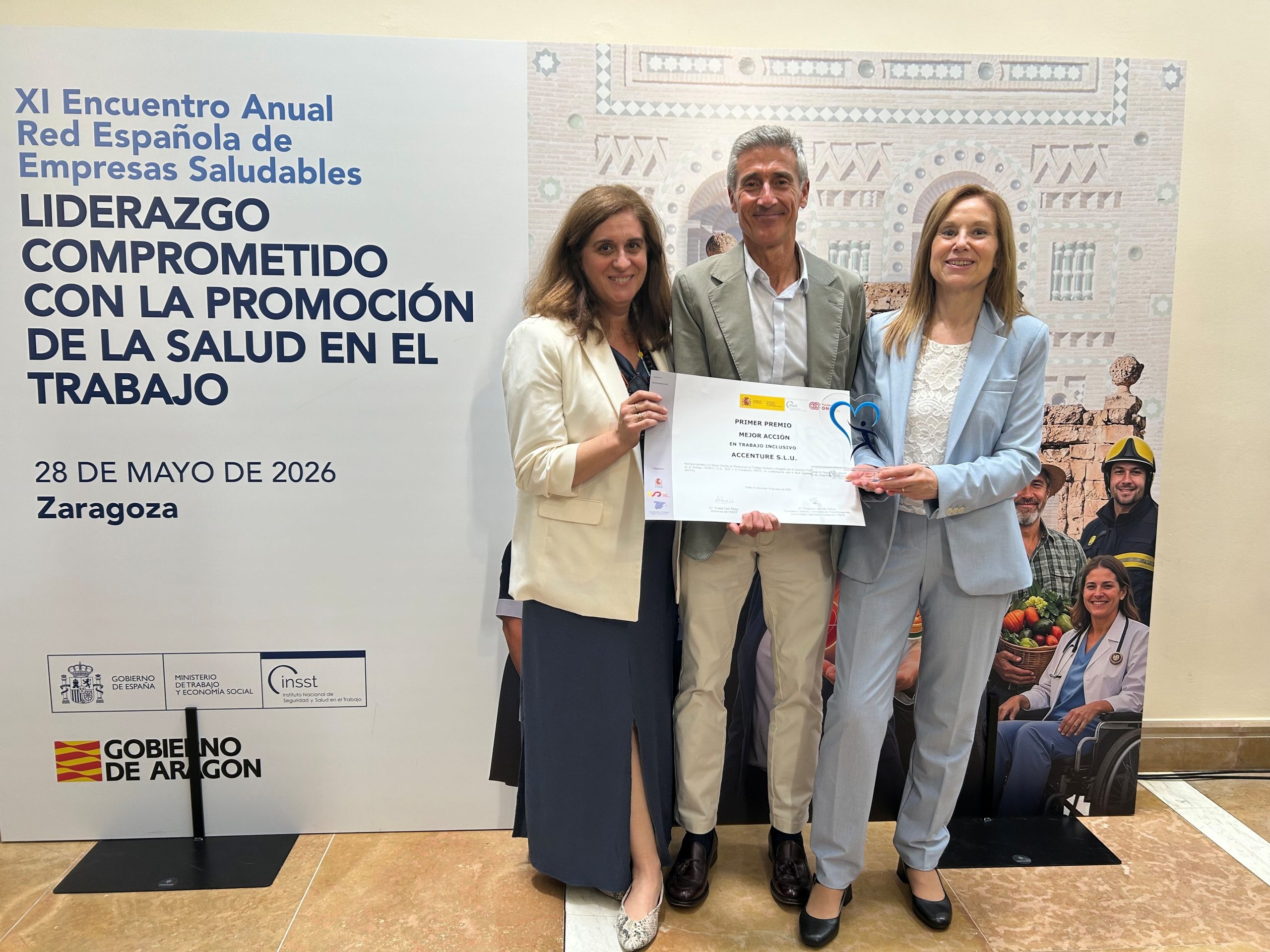 Representantes de Accenture reciben el premio a la Mejor Acción en Trabajo Inclusivo por el programa Iguales, impulsado junto a Eurofirms Foundation.